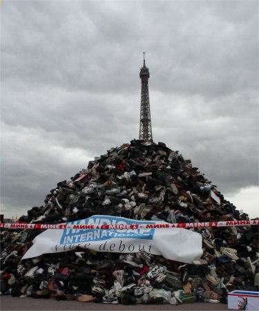 Photo : la pyramide de chaussures, devant la Tour Eiffel