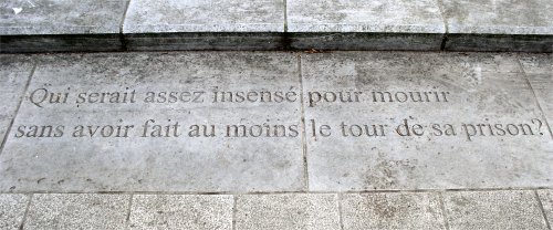 Qui serait assez insens� pour mourir / sans avoir fait au moins le tour de sa prison ?